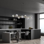 Lampa wisząca Gravity 8-punktowa w kolorze czarnym, złotym i grafitowym z kulistymi kloszami na złotej belce. Zawieszona nad nowoczesnym stołem w kuchni, otoczona ciemnymi meblami i jasnym tłem.