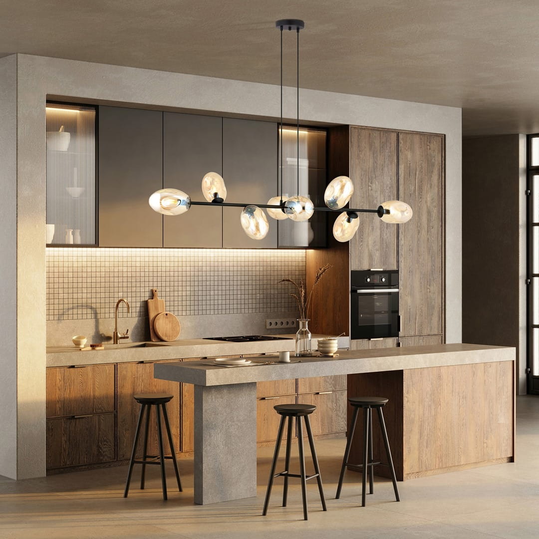 Lampa wisząca Pandora 8-punktowa w kolorze czarnym i miodowym, z okrągłymi kloszami, zawieszona nad wyspą kuchenną. Lampa ma nowoczesny design, a tło stanowi elegancka kuchnia z drewnianymi meblami i jasnymi akcentami oświetlenia.
