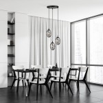 Lampa wisząca Astral 3-punktowa w kolorze czarnym i grafitowym, z trzema okrągłymi kloszami w przezroczystym szkle, zawieszona na długich linkach. Umieszczona nad stołem w nowoczesnej, minimalistycznej jadalni z białymi krzesłami i szarymi płytkami.