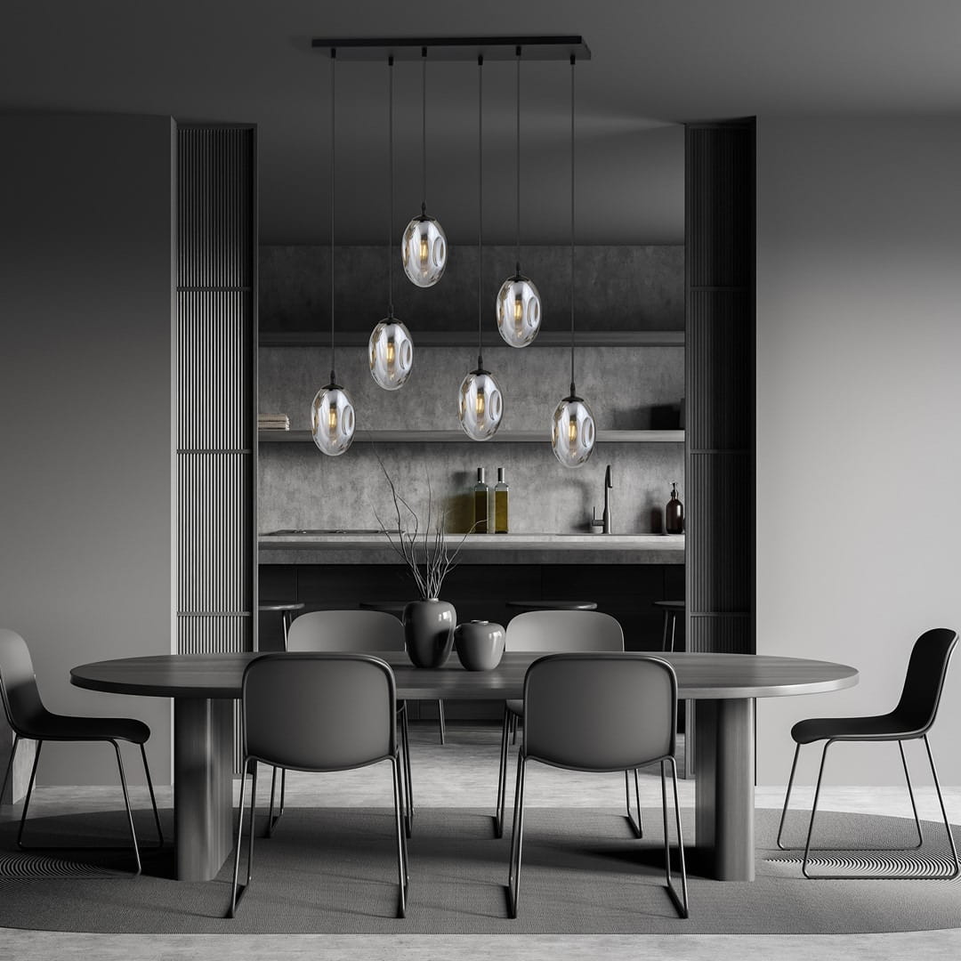 Lampa wisząca Astral 6-punktowa w kolorze czarnym i grafitowym, zawieszona na długich linkach. Szklane klosze w kształcie kul, umieszczone nad okrągłym stołem w nowoczesnej aranżacji wnętrza. Tło w odcieniach szarości z minimalistycznymi meblami.