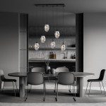 Lampa wisząca Astral 6-punktowa w kolorze czarnym i grafitowym, zawieszona na długich linkach. Szklane klosze w kształcie kul, umieszczone nad okrągłym stołem w nowoczesnej aranżacji wnętrza. Tło w odcieniach szarości z minimalistycznymi meblami.