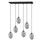 Lampa wisząca Astral 6-punktowa w kolorze czarnym i grafitowym, z sześcioma okrągłymi kloszami w przezroczystym, szklanym wykończeniu. Klosze zawieszone na cienkich, czarnych linkach z metalowym stelażem. Idealna do nowoczesnych wnętrz.