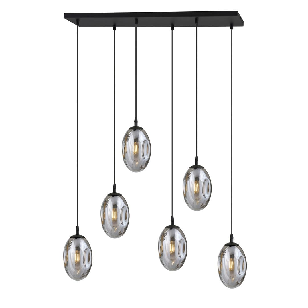 Czarna lampa wisząca Astral z sześcioma szklanymi kloszami w kształcie kul, zawieszona na cienkich linkach. Klosze mają przezroczystą fakturę z subtelnym grafitowym odcieniem. Montaż sufitowy na prostokątnej podstawie.