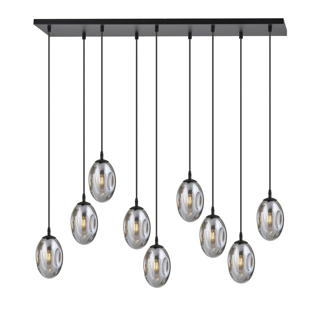 Lampa wisząca Astral 9-punktowa w kolorze czarnym i grafitowym. Składa się z dziewięciu szklanych kloszy w kształcie owalnym, zawieszonych na cienkich czarnych linkach, umocowanych na prostokątnej podstawie.