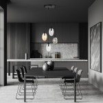 Czarna lampa wisząca Astral 4-punktowa z multikolorowymi kloszami w kształcie owalnym, zawieszona na cienkich linkach. Ujęcie z góry w nowoczesnej kuchni z drewnianymi i betonowymi akcentami. Na stole czarne naczynia i krzesła w minimalistycznym stylu.