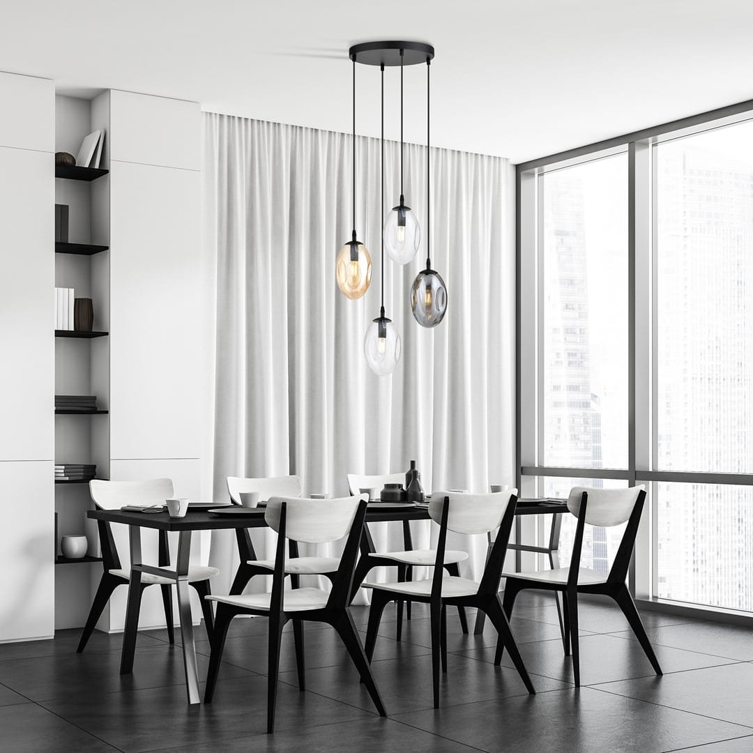 Lampa wisząca Astral 4-punktowa w kolorze czarnym z multikolorowymi kloszami, zawieszona na długich linkach. Widoczna w nowoczesnej jadalni z białymi krzesłami i stołem, na tle jasnych zasłon i dużych okien.