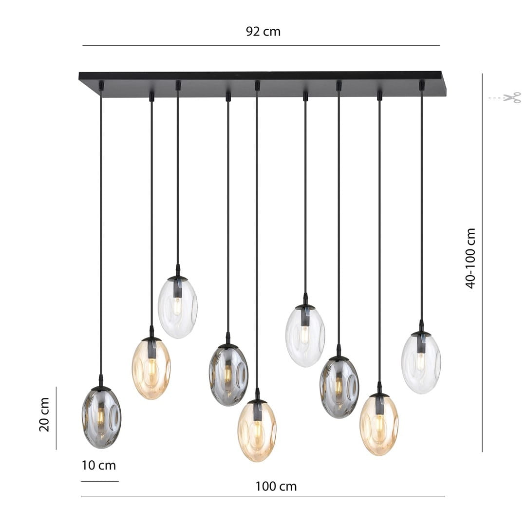 Lampa wisząca Astral 9-punktowa w kolorze czarnym z multikolorowymi kloszami. Wymiary: długość 92 cm, wysokość 40-100 cm, średnica kloszy 10 cm. Klosze w różnych odcieniach przezroczystych i metalicznych. Ujęcie frontalne, zawieszona na czarnych linkach.