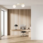 Lampa sufitowa Splendi 2-punktowa w białym i złotym kolorze, z opalowymi kloszami. Zawieszona na prostym stelażu, w nowoczesnym biurze z drewnianą podłogą i pionowymi panelami ściennymi.