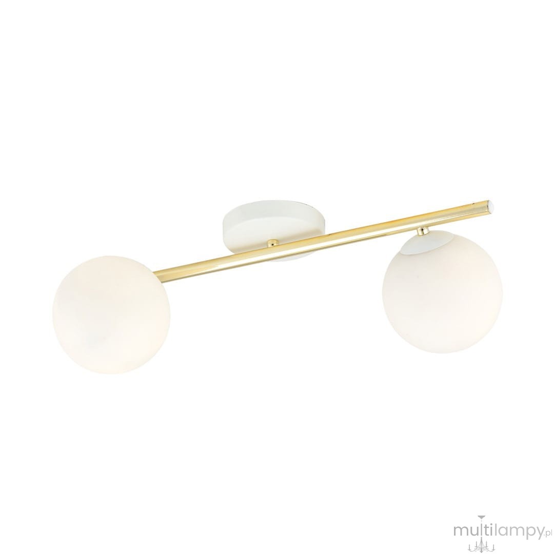 Lampa sufitowa Splendi 2-punktowa w kolorze białym i złotym, z opalowymi kloszami. Produkt zamontowany na białym stelażu, z dwoma okrągłymi, matowymi kulami, umieszczonymi na poziomej rurze.
