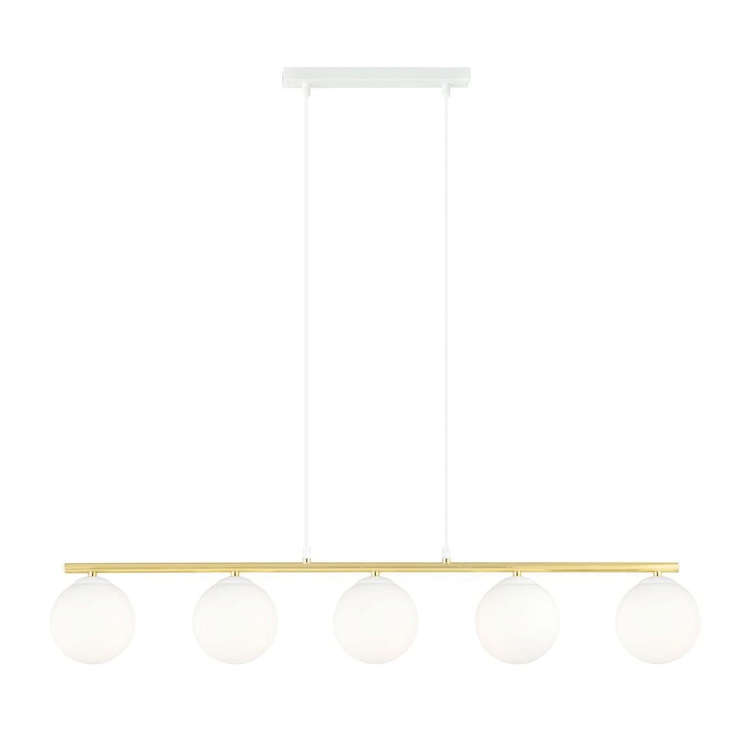 Lampa wisząca Allora 5-punktowa w kolorze białym i złotym, z pięcioma opalowymi kulistymi kloszami zawieszonymi na płaskiej, złotej listwie. Ujęcie frontalne, lampa zawieszona na dwóch cienkich linkach. Tło białe.