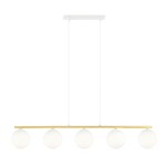 Lampa wisząca Allora 5-punktowa w kolorze białym i złotym, z pięcioma opalowymi kulistymi kloszami zawieszonymi na płaskiej, złotej listwie. Ujęcie frontalne, lampa zawieszona na dwóch cienkich linkach. Tło białe.