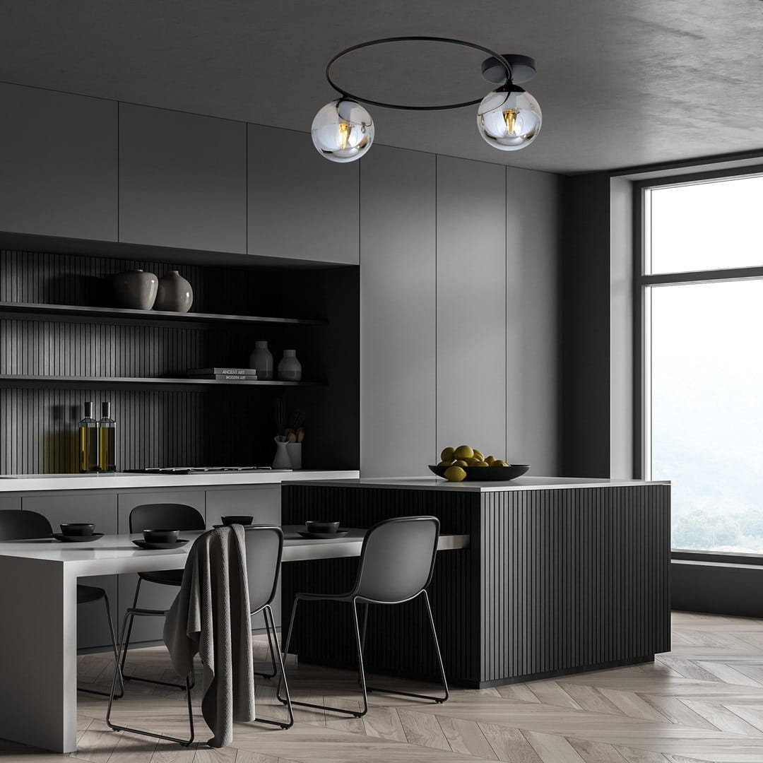 Lampa sufitowa Sopra 2-punktowa w kolorze czarnym i grafitowym, z okrągłym mocowaniem, zawieszona nad stołem w nowoczesnej kuchni. Szklane klosze z żarówkami, minimalistyczny design, w otoczeniu szarych mebli i okna z widokiem.