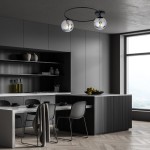 Lampa sufitowa Sopra 2-punktowa w kolorze czarnym i grafitowym, z okrągłym mocowaniem, zawieszona nad stołem w nowoczesnej kuchni. Szklane klosze z żarówkami, minimalistyczny design, w otoczeniu szarych mebli i okna z widokiem.