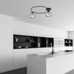 Lampa sufitowa Sopra 2-punktowa w kolorze czarnym i grafitowym, zawieszona na okrągłej podstawie, z dwoma szklanymi kloszami. Widok z dołu, w nowoczesnej kuchni z białymi i czarnymi meblami.