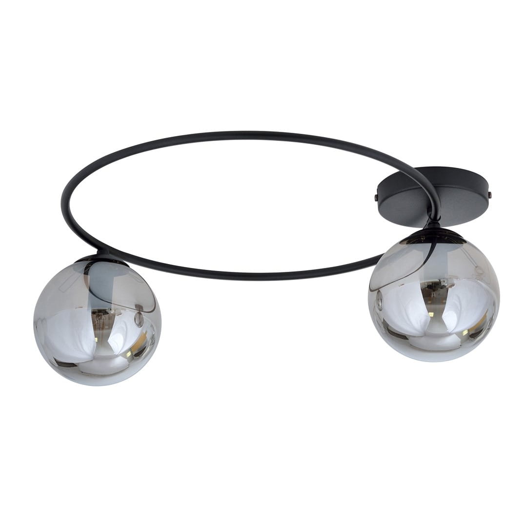 Czarna lampa sufitowa Sopra z dwoma kulistymi kloszami w kolorze grafitowym. Ujęcie frontalne, lampa zamontowana na okrągłej podstawie, z widocznym metalowym pierścieniem. Klosze szklane, odbijają światło i otoczenie.
