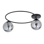 Czarna lampa sufitowa Sopra z dwoma kulistymi kloszami w kolorze grafitowym. Ujęcie frontalne, lampa zamontowana na okrągłej podstawie, z widocznym metalowym pierścieniem. Klosze szklane, odbijają światło i otoczenie.