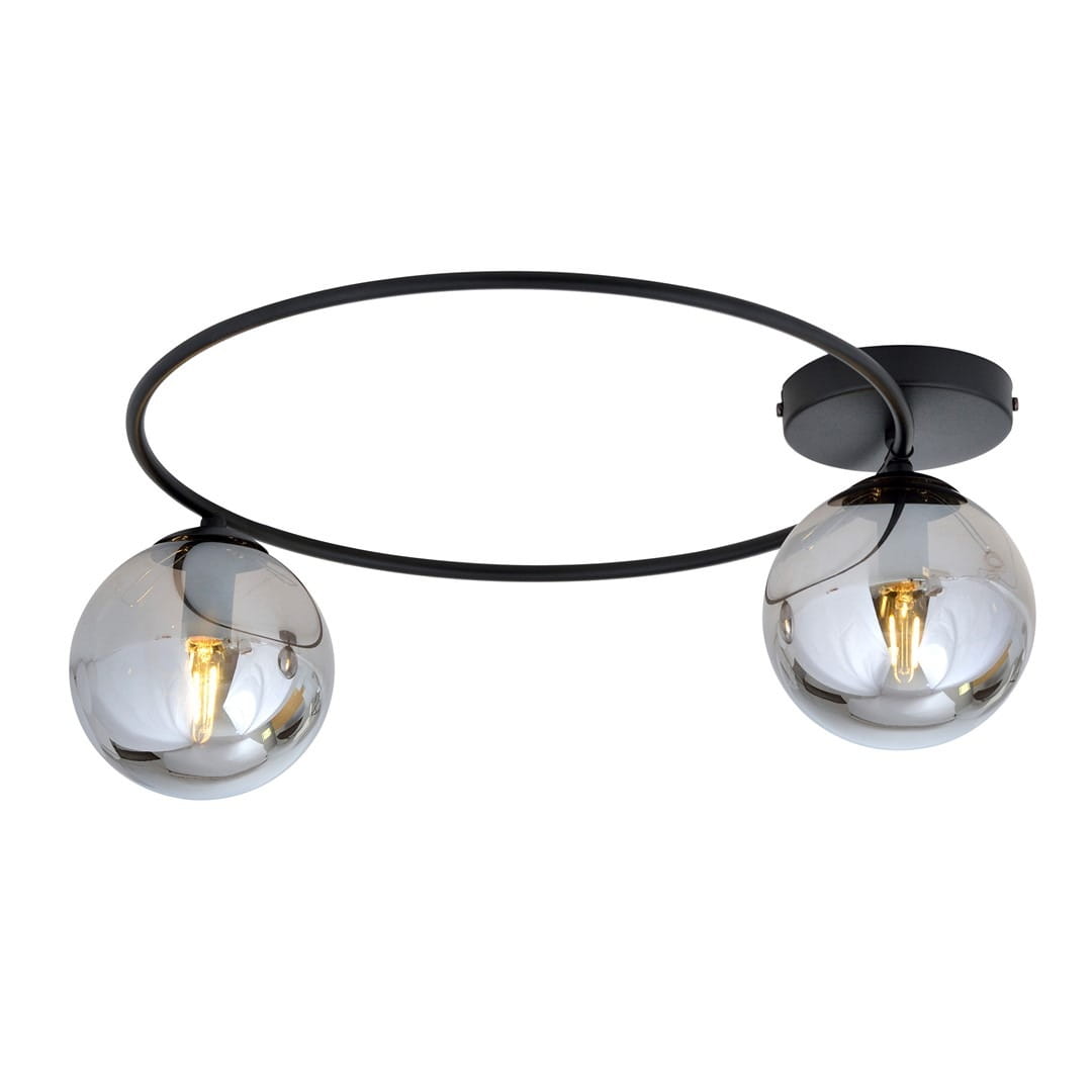 Lampa sufitowa Sopra 2-punktowa w kolorze czarnym i grafitowym. Posiada dwa szklane klosze w kształcie kul, osadzone na cienkiej, okrągłej podstawie. Widok z góry, zbliżenie na detale konstrukcji i wykończenia.