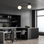 Lampa sufitowa Sopra w kolorze czarnym z dwoma opalowymi kloszami, zawieszona na okrągłej podstawie. Widoczna w nowoczesnej kuchni z szarymi meblami, dużym oknem i minimalistycznym wystrojem.
