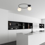 Lampa sufitowa Sopra 2-punktowa w kolorze czarnym z opalowymi kloszami, zawieszona na okrągłej podstawie, umieszczona w nowoczesnej kuchni z białymi meblami i czarnymi półkami. Oświetlenie skierowane w dół, tworzy minimalistyczny efekt.