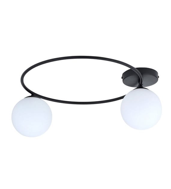 Lampa sufitowa Sopra 2-punktowa w kolorze czarnym z opalowymi kloszami. Okrągła, metalowa konstrukcja z dwoma białymi, szklanymi kulami. Montaż sufitowy, frontalne ujęcie, nowoczesny design. Idealna do salonu lub sypialni.