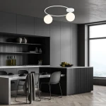 Lampa sufitowa Sopra 2-punktowa w kolorze białym z opalowymi kloszami, zamontowana na okrągłej podstawie. Wisi w nowoczesnej kuchni, w otoczeniu ciemnych mebli i jasnego blatu, tworząc minimalistyczny styl.