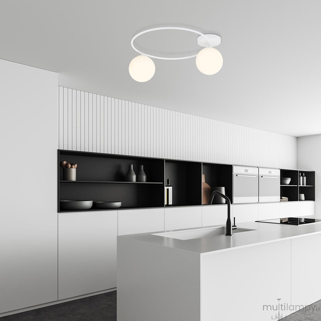 Lampa sufitowa Sopra 2-punktowa w kolorze białym z opalowymi kloszami, zamontowana na białym suficie. W tle nowoczesna kuchnia z białymi meblami i czarnymi półkami. Klosze w kształcie kul, zawieszone na okrągłej, metalowej ramie.