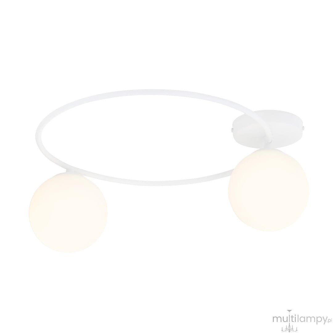 Lampa sufitowa Sopra z dwoma opalowymi kloszami, zamontowana na białej, okrągłej podstawie. Klosze w kształcie kul mają miękkie, białe światło, a ich minimalistyczny design sprawia, że lampa pasuje do różnych wnętrz.