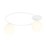 Lampa sufitowa Sopra z dwoma opalowymi kloszami, zamontowana na białej, okrągłej podstawie. Klosze w kształcie kul mają miękkie, białe światło, a ich minimalistyczny design sprawia, że lampa pasuje do różnych wnętrz.
