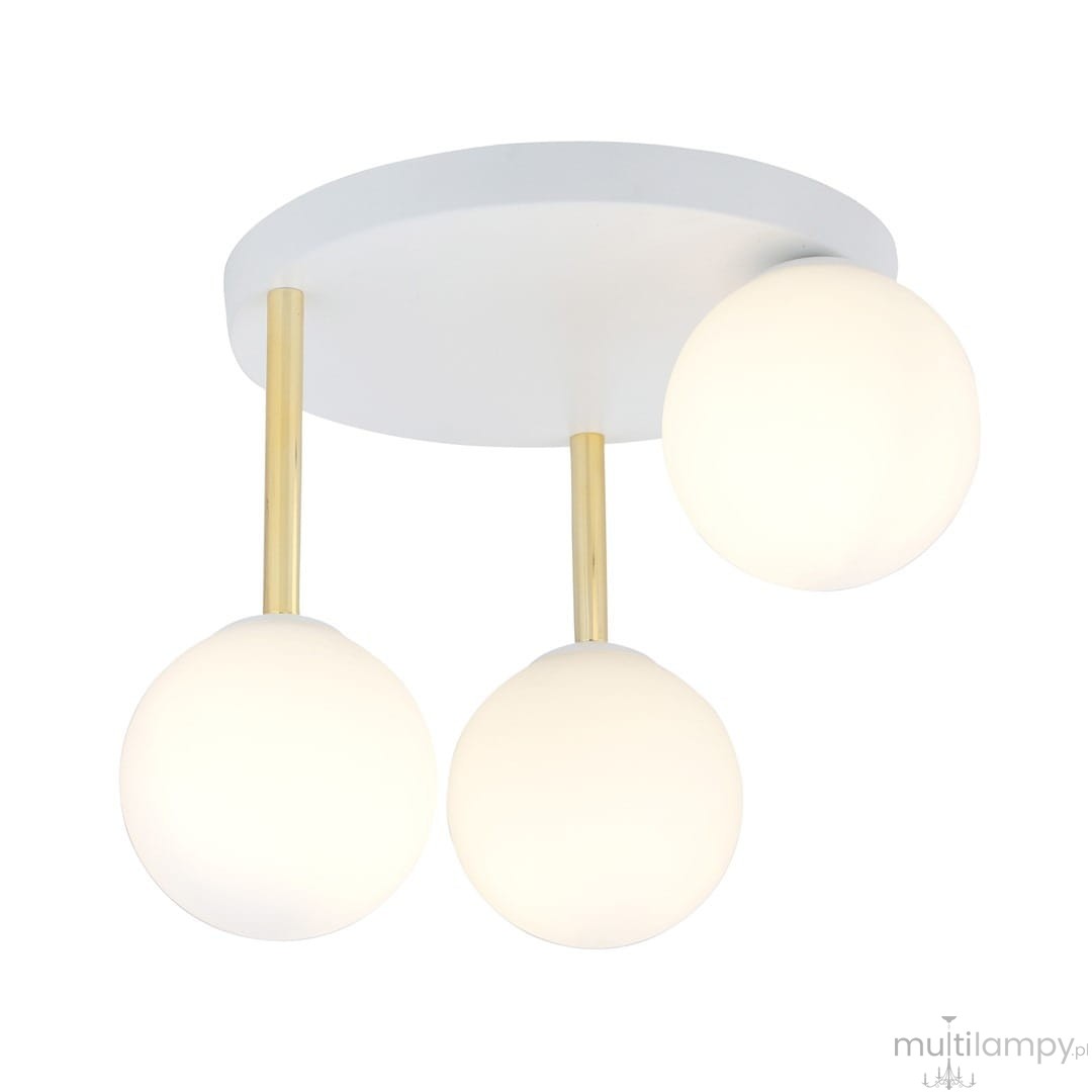Lampa sufitowa Dolce 3-punktowa w białym kolorze z złotymi metalowymi elementami. Posiada trzy opalowe kuliste klosze zawieszone na długich złotych prętach, montowana do sufitu na okrągłej białej podstawie.