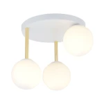 Lampa sufitowa Dolce 3-punktowa w białym kolorze z złotymi metalowymi elementami. Posiada trzy opalowe kuliste klosze zawieszone na długich złotych prętach, montowana do sufitu na okrągłej białej podstawie.