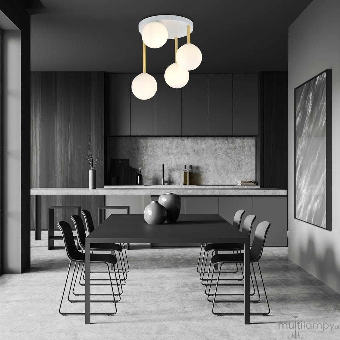 Lampa sufitowa Dolce 4-punktowa w białym kolorze z złotymi detalami, zawieszona na trzech cienkich linkach, z opalowymi, okrągłymi kloszami. Widok z dołu, umieszczona w nowoczesnej kuchni z czarnym stołem i krzesłami.