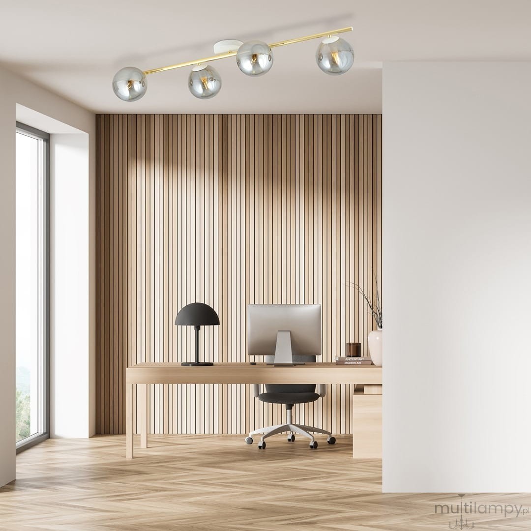 Lampa sufitowa Splendi 4-punktowa w kolorach białym, złotym i grafitowym, z czterema szklanymi kloszami umieszczonymi na metalowej listwie. Zawieszona na jasnym suficie, w nowoczesnym wnętrzu biurowym z drewnianymi panelami.