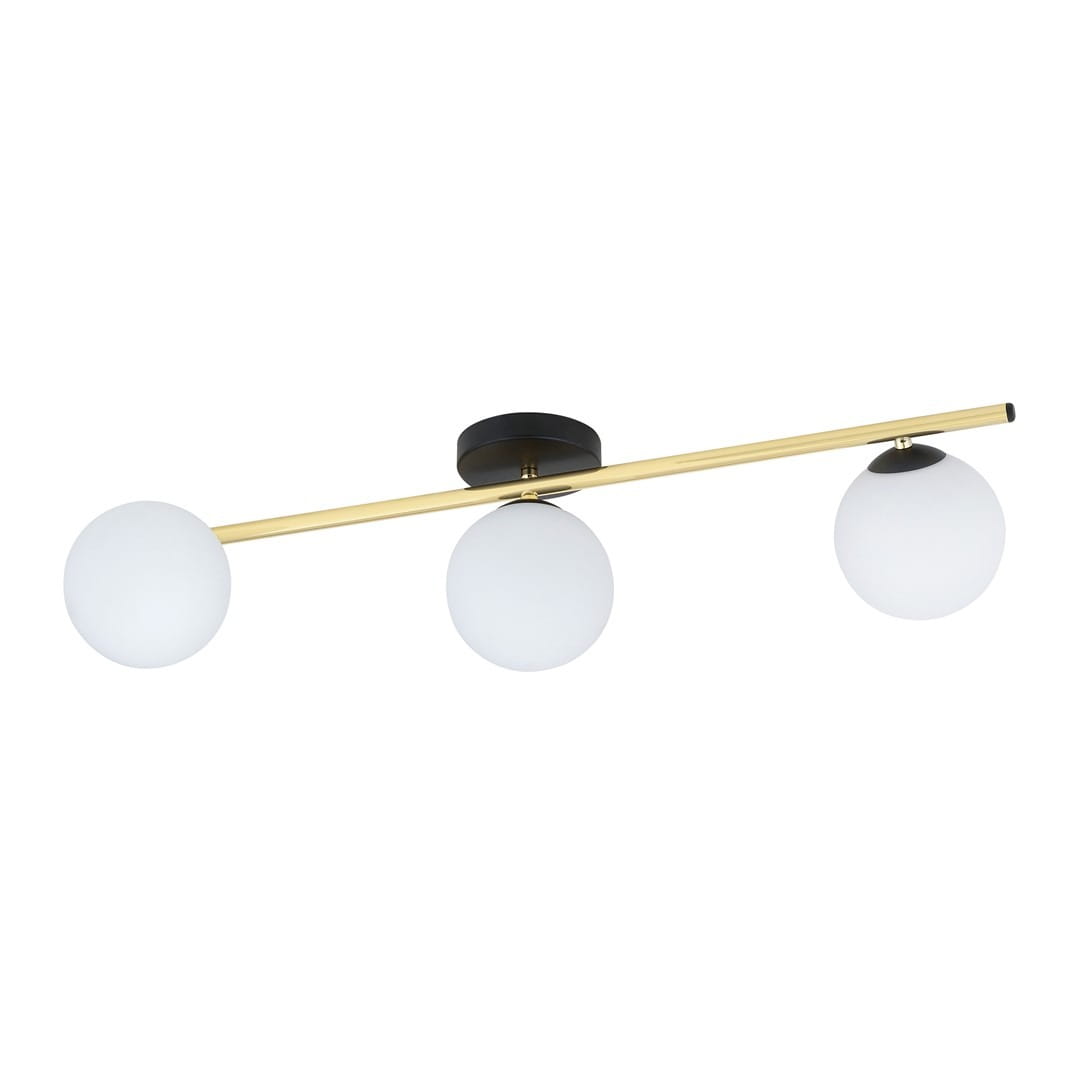 Lampa sufitowa 3-punktowa w kolorze czarnym i złotym, z trzema opalowymi kulistymi kloszami. Ujęcie frontalne, montowana do sufitu. Metalowa konstrukcja z wykończeniem w złotym kolorze, klosze z matowego szkła.