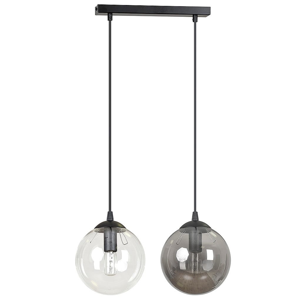 Lampa wisząca Cosmo 2-punktowa w kolorze czarnym z dwoma kulistymi kloszami: jedno przezroczyste, drugie w odcieniu szaro-srebrnym. Zawieszona na cienkich linkach, z prostokątnym mocowaniem sufitowym. Idealna do nowoczesnych wnętrz.