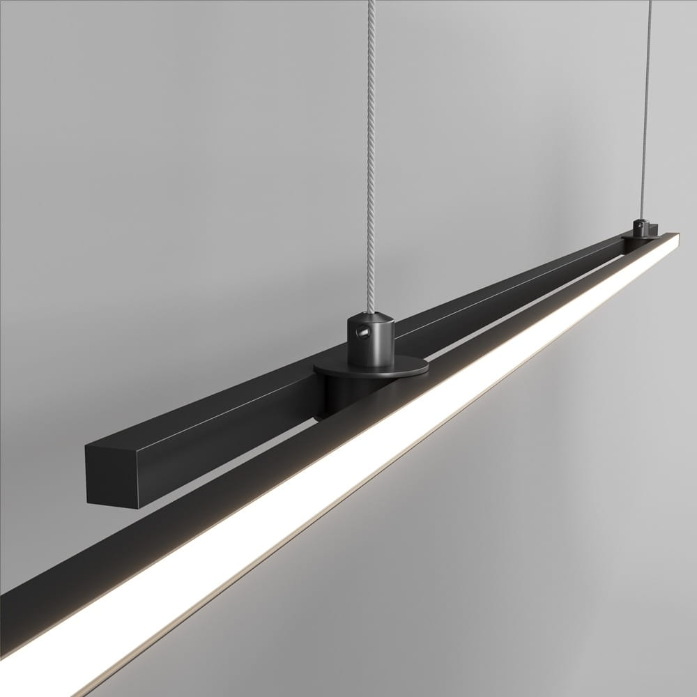 Czarna lampa wisząca LED Halo z dwoma punktami świetlnymi, o prostokątnym kształcie. Zawieszona na cienkich linkach, z matowym wykończeniem. Główna część lampy z białym źródłem światła, umieszczona w aluminiowej oprawie. Tło w jasnoszarym kolorze.