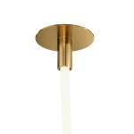 Złota lampa wisząca Tau LED 1-punktowa, z metalowym mocowaniem i białym, okrągłym kloszem. Ujęcie z dołu, pokazujące mocowanie do sufitu oraz przewód. Prosty, nowoczesny design, idealny do nowoczesnych wnętrz.