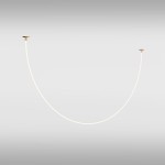 Złota lampa wisząca Tau LED, 1-punktowa, z białym kablem w kształcie łuku, zamontowana na dwóch złotych mocowaniach. Prosty design, idealna do nowoczesnych wnętrz. Tło jasnoszare.