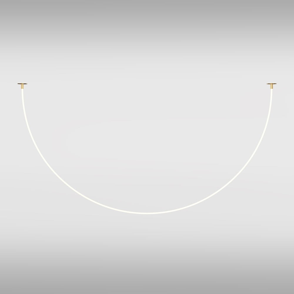 Złota lampa wisząca Tau MOD146PL-L40G3K z pojedynczym punktem świetlnym, zawieszona na białym, lekko zakrzywionym kablu. Kąt ujęcia frontalny, na jednolitym tle. Idealna do nowoczesnych wnętrz, dodaje elegancji.