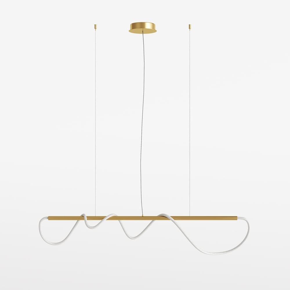 Złota lampa wisząca Tau LED z jednym punktem świetlnym. Posiada prostą, poziomą rurkę z falistym kablem. Zawieszona na cienkich, przezroczystych linkach. Sufitowa osłona w złotym kolorze, na jednolitym białym tle. Idealna do nowoczesnych wnętrz.