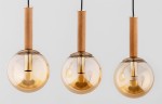 Lampa wisząca Tori 3-punktowa w kolorze złotym i drewnianym. Składa się z trzech kulistych kloszy z przezroczystego szkła, zawieszonych na drewnianych uchwytach. Klosze mają gładką powierzchnię, a ich kształt zapewnia nowoczesny wygląd.