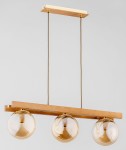Lampa wisząca Megi 3-punktowa z drewnianym stelażem i trzema złotymi, kulistymi kloszami. Zawieszona na dwóch kablach, z metalowym mocowaniem u góry. Elegancki design, idealna do nowoczesnych wnętrz.