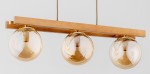 Lampa wisząca Megi 3-punktowa z trzema złotymi kulami i drewnianym elementem montażowym. Kule mają przezroczyste szkło, a konstrukcja jest zawieszona na cienkich linkach. Produkt umieszczony na jasnym tle.