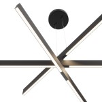 Czarna lampa wisząca LED Origami z trzema punktami świetlnymi, z unikalnym, geometrycznym kształtem. Zawieszona na cienkich linkach, z okrągłym mocowaniem sufitowym. Wbudowane źródła światła emitują jasne, równomierne światło.