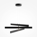 Czarna lampa wisząca Origami LED z trzema poziomymi elementami, zawieszona na cienkich linkach. Prosta, nowoczesna forma z matowego metalu, montowana do sufitu. Ujęcie frontalne na białym tle, ukazujące minimalistyczny design.