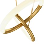 Złota lampa wisząca Node LED z dwoma punktami świetlnymi, składająca się z połączonych, lekko zakrzywionych metalowych obręczy. Widoczne są subtelne detale wykończenia oraz wbudowane źródła światła w kształcie pierścieni.