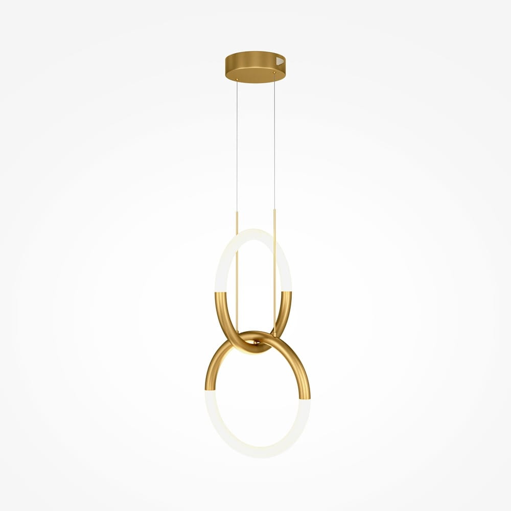 Złota lampa wisząca Node LED z dwoma punktami świetlnymi. Składa się z dwóch połączonych okręgów: jeden metaliczny, drugi z matowego szkła. Zawieszona na cienkich linkach, z okrągłym mocowaniem sufitowym. Tło białe, minimalistyczne.