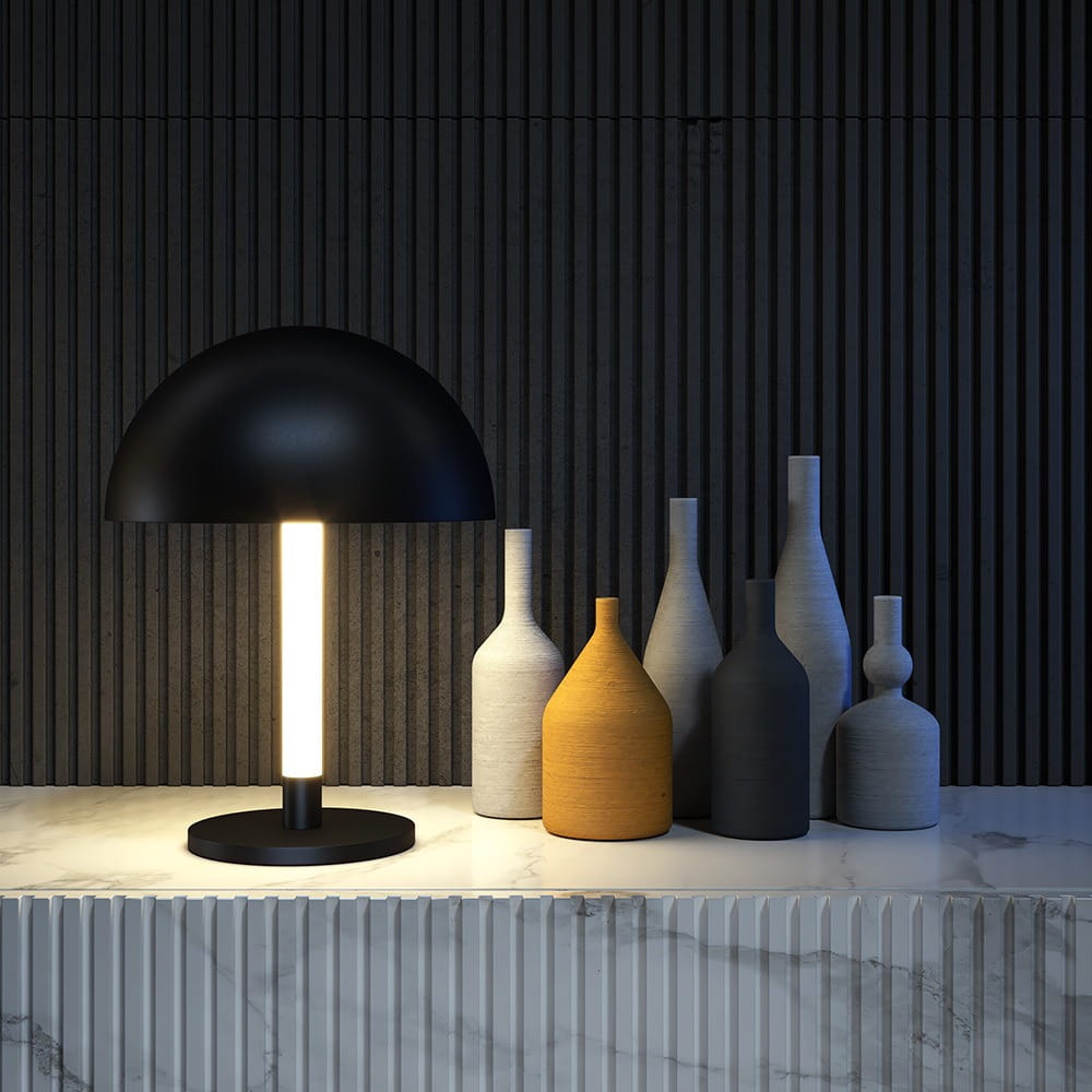 Czarna lampa stołowa Ray LED 1-punktowa z półkulistym kloszem, emitująca światło z centralnego słupa. Ustawiona na marmurowej powierzchni obok ceramicznych wazonów w różnych kolorach, na tle teksturowanej, ciemnej ściany.