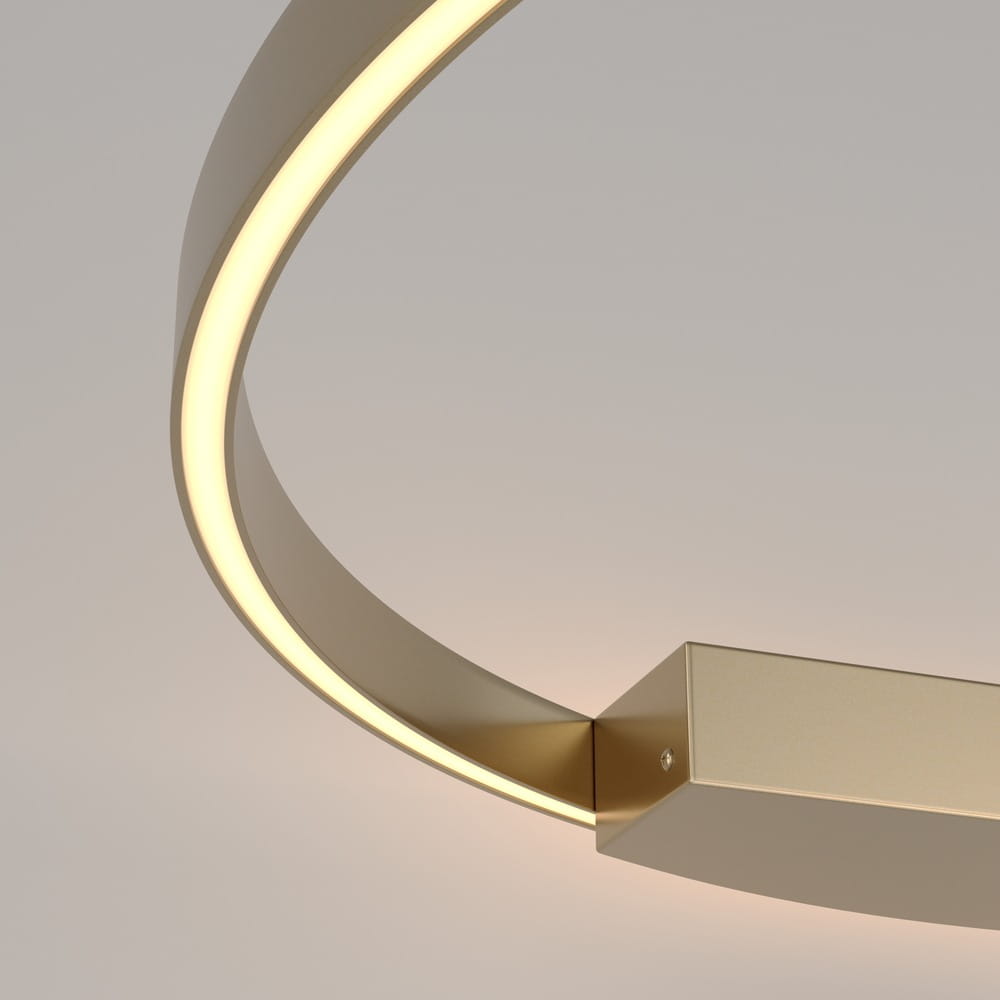 Kinkiet Rim D80 LED w kolorze mosiądzu, z subtelnym, okrągłym kształtem. Widoczna podświetlana krawędź oraz prostokątny uchwyt montażowy. Produkt zawieszony na jasnym tle, prezentujący nowoczesny design.