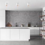 Biała lampa sufitowa 1-punktowa w formie tuby, zamontowana na suficie w nowoczesnej kuchni. Wnętrze z szarym tłem i minimalistycznymi meblami. Lampa emituje ciepłe światło, podkreślając jasne elementy aranżacji.