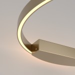 Kinkiet Rim D60 LED w kolorze mosiądzu z okrągłą oprawą i wbudowanym źródłem światła. Ujęcie z boku, ukazujące gładką, metaliczną powierzchnię oraz delikatne podświetlenie krawędzi. Prosty, nowoczesny design, idealny do aranżacji wnętrz.